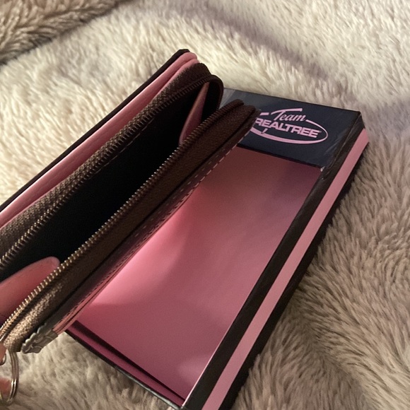 Pink Wallet - Picture 3 of 3